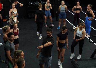 Einteilung der Athleten Gruppe zu Beginn des HYROX Trainings im Studio in München