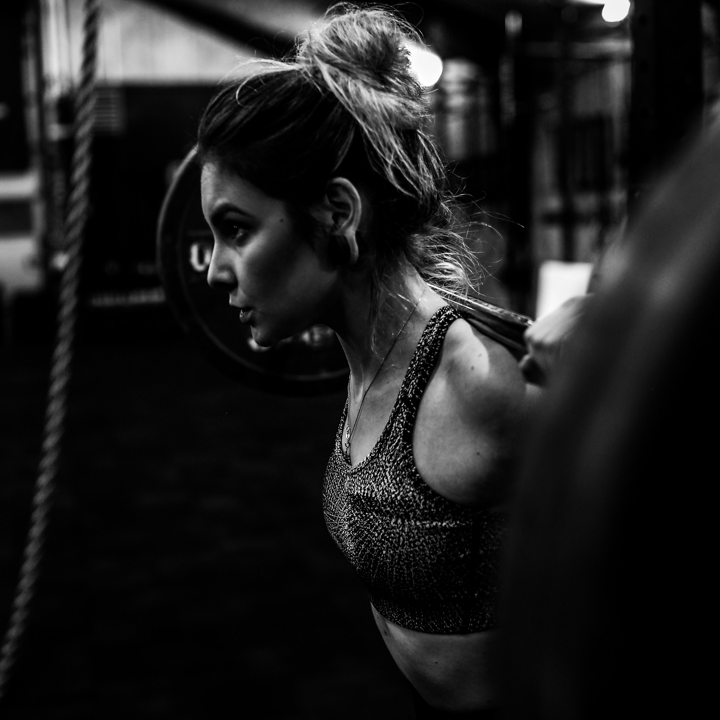 seitenansicht-einer-frau-beim-gewichtheben-sushil-ghimire-5UbIqV58CW8-unsplash-square Teaserbild HYROX vs. CrossFit auf Foto von affenkopfförmigen Kettle Bells